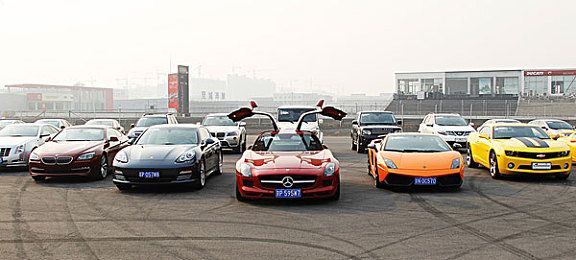 十字路口如何转弯及如何购买汽车保险
